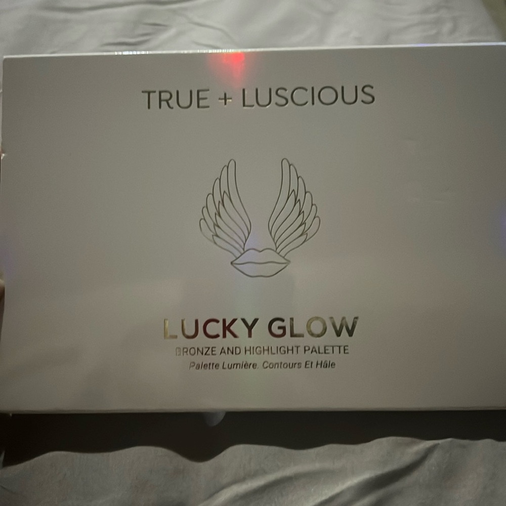 True + Luscious Lucky Glow Bronze and Highlight Palette